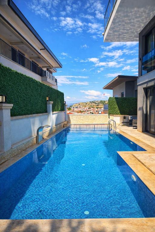 a swimming pool in the middle of a house at Calis Suites Çeşme - Only Family in Çeşme
