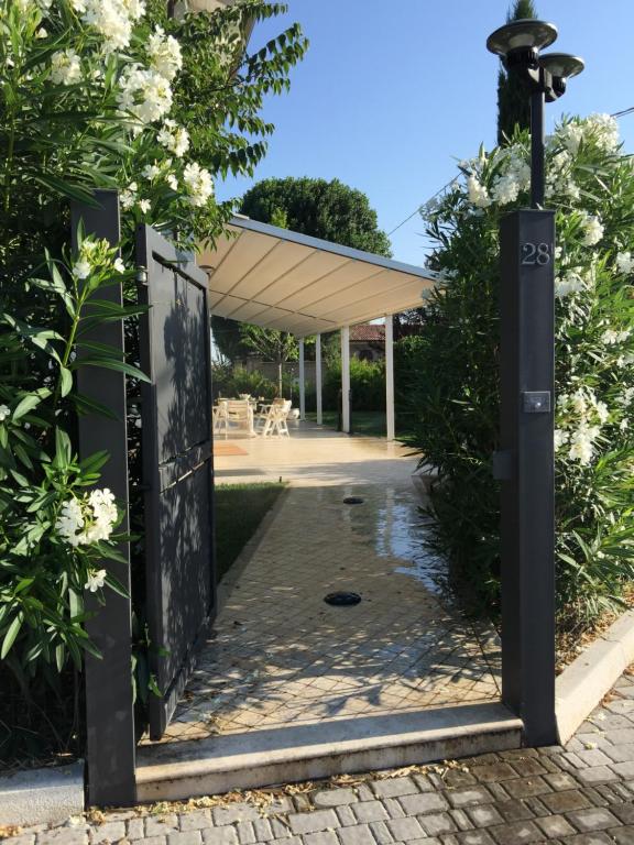 A garden outside Bed & Breakfast Case Osti