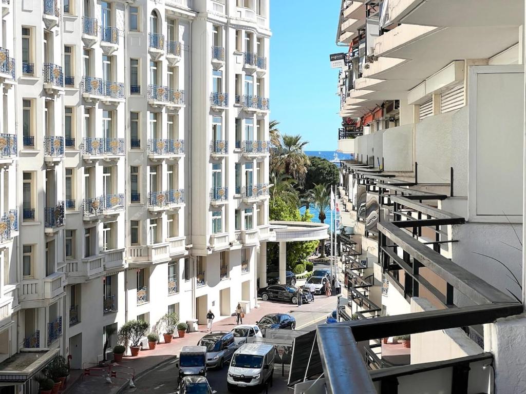 Superbe appartement face Martinez, près de la mer