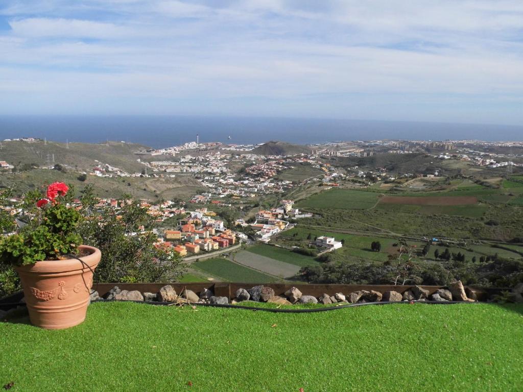 a flower pot sitting on top of a green hill at Casa Vista Bandama Vivienda Vacacional in Tafira