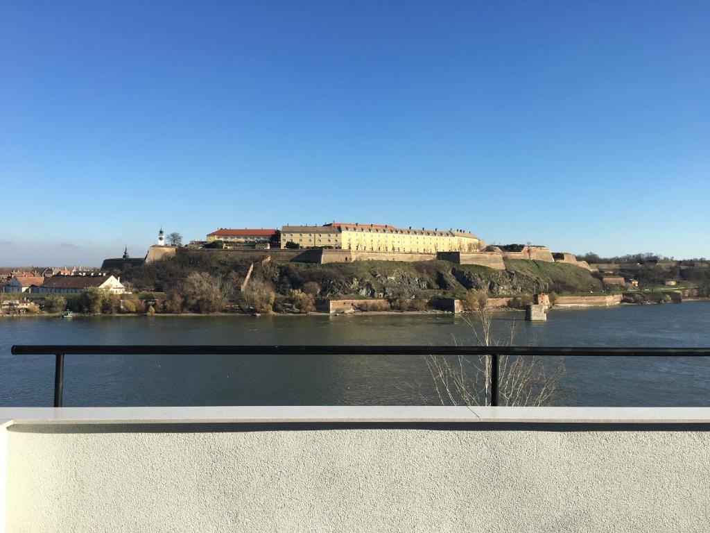 een uitzicht op een waterlichaam met een kasteel bij Fortress view Apartment Novi Sad in Novi Sad