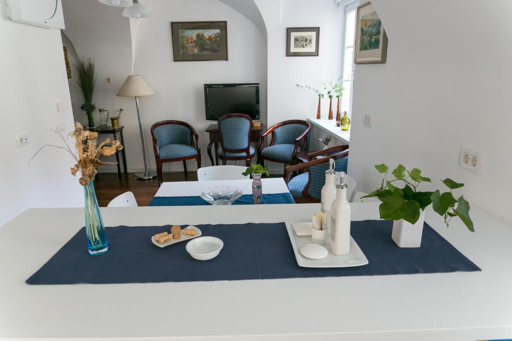 un soggiorno con tavolo e scarpe di 3 Bridges App a Lubiana