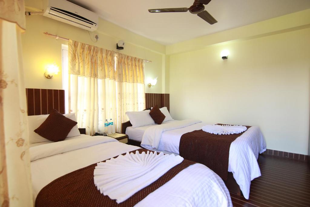 Postel nebo postele na pokoji v ubytování Hotel Himalayan Inn