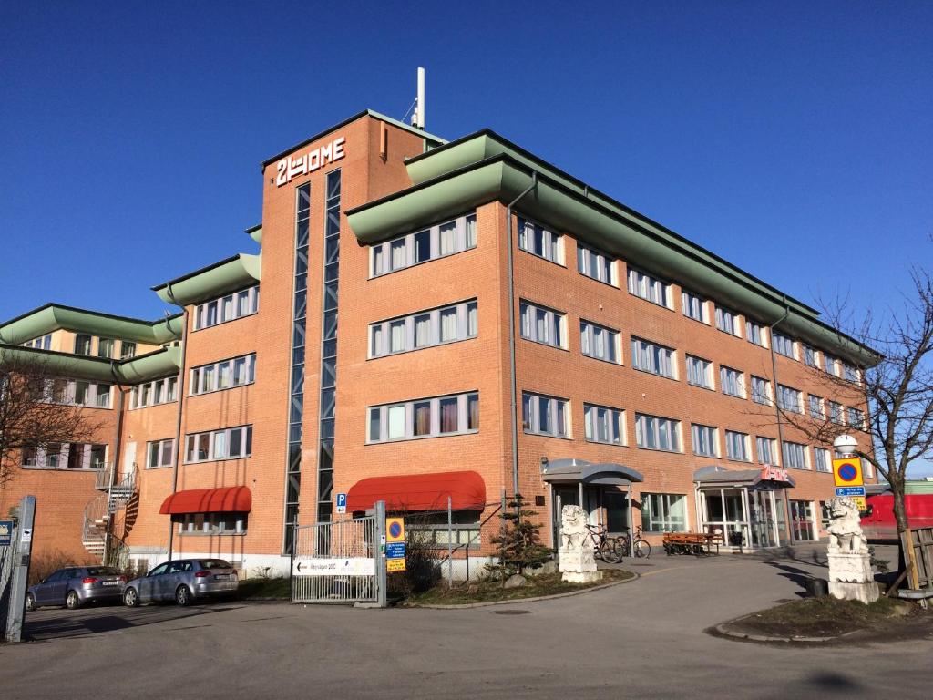 un gran edificio de ladrillo rojo con un hotel en 2Home Stockholm South en Estocolmo