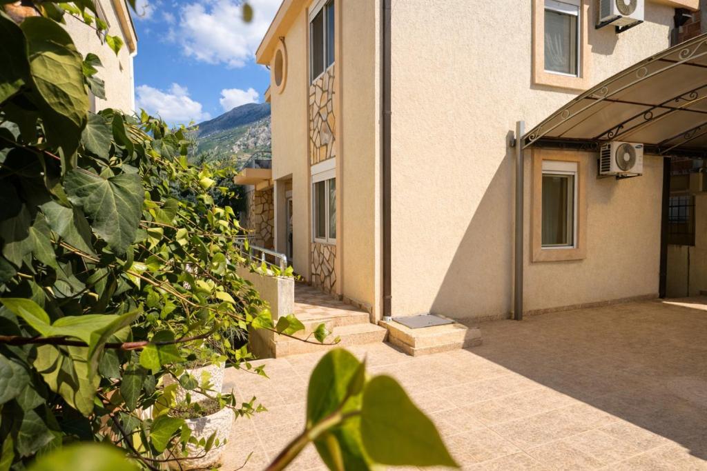 a building with a gate and a courtyard with a building at Villa del Mare in Dobra Voda
