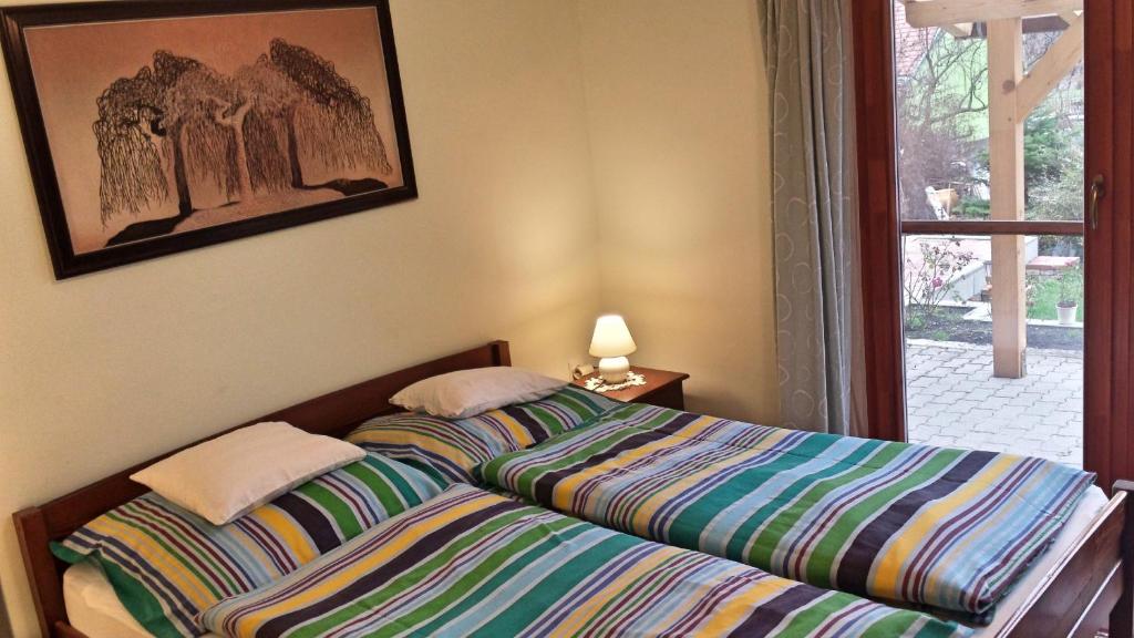 Posteľ alebo postele v izbe v ubytovaní Virág Apartmanház