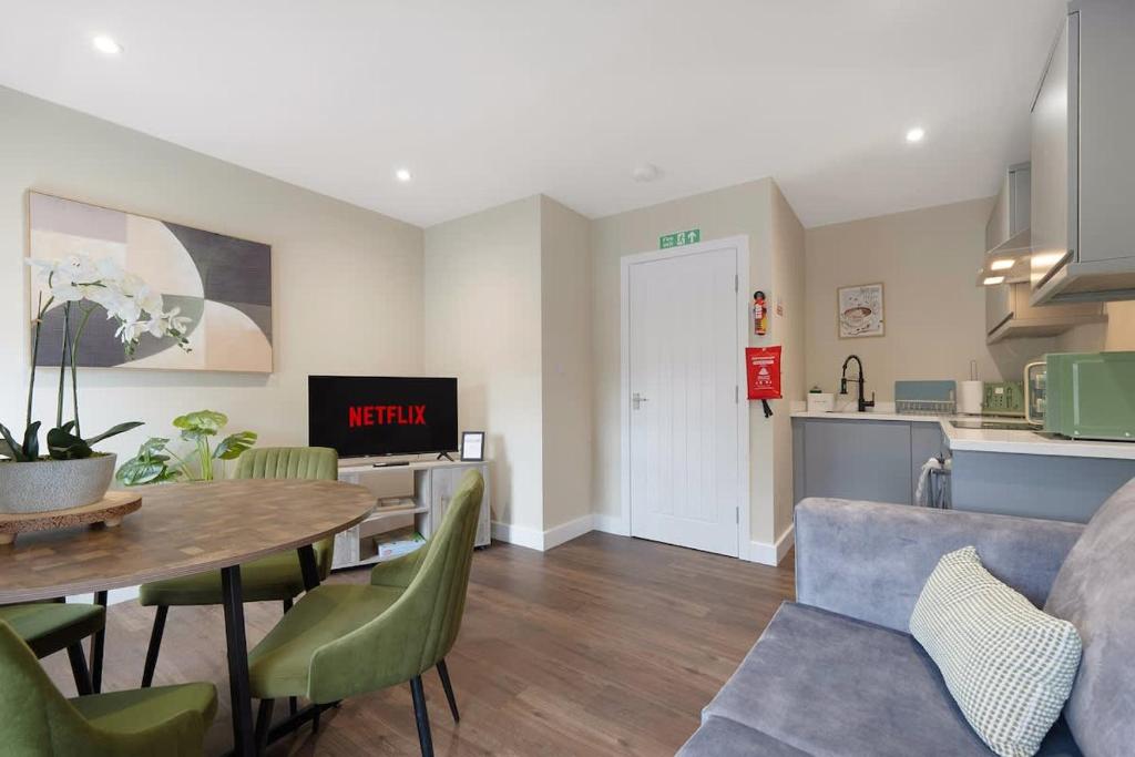a living room with a table and a kitchen at Flat4 1BR in Horsemarket in Barnard Castle