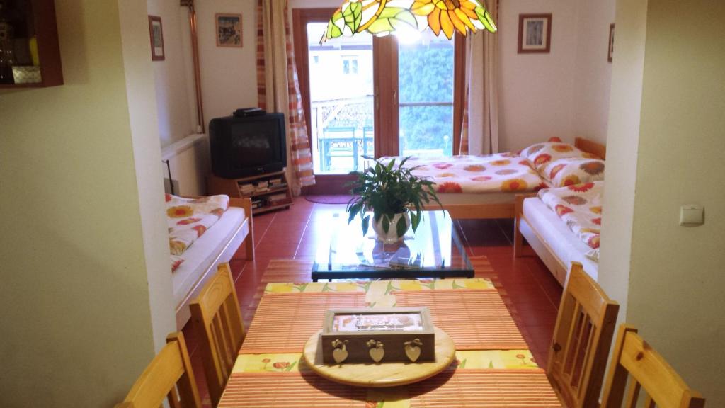 Posedenie v ubytovaní Virág Apartmanház