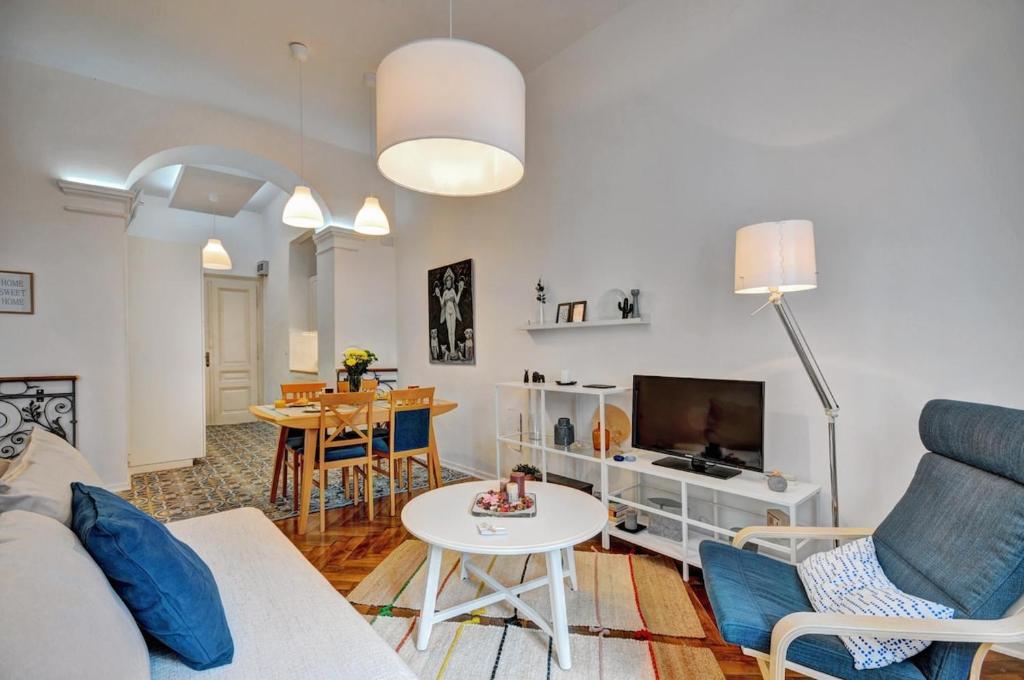 Apartment in a Period Villa - Private Parking