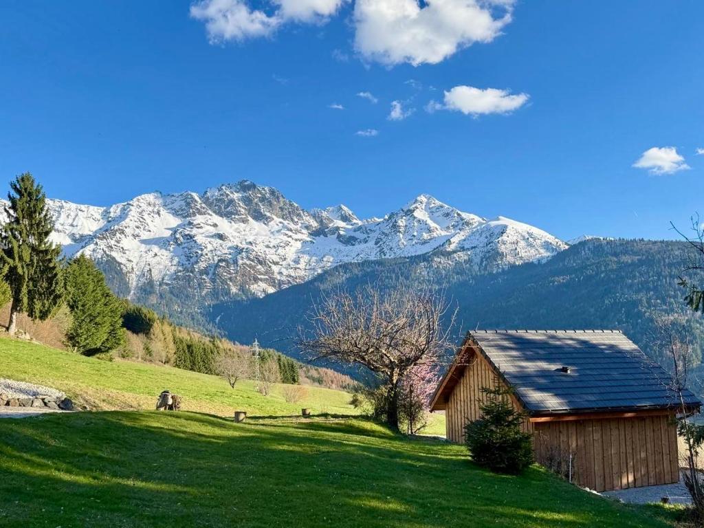 a barn in a field with mountains in the background at Le Crystalia in Prabert