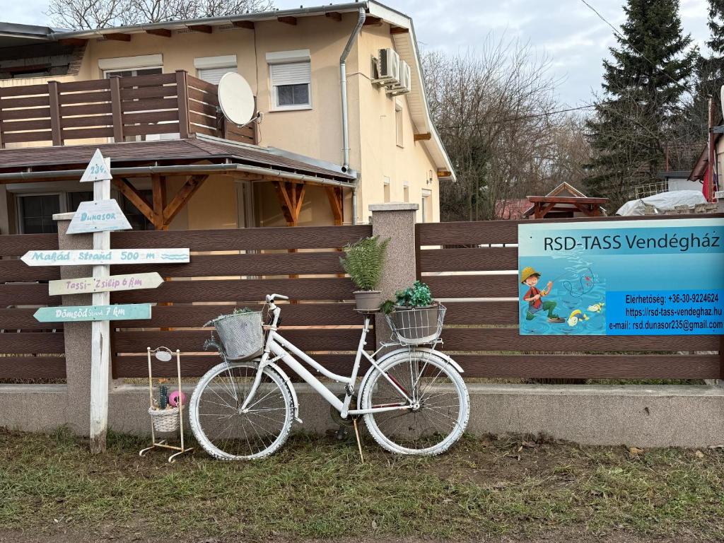 a bike is parked in front of a house at Rsd-Tass vendéghàz in Tass