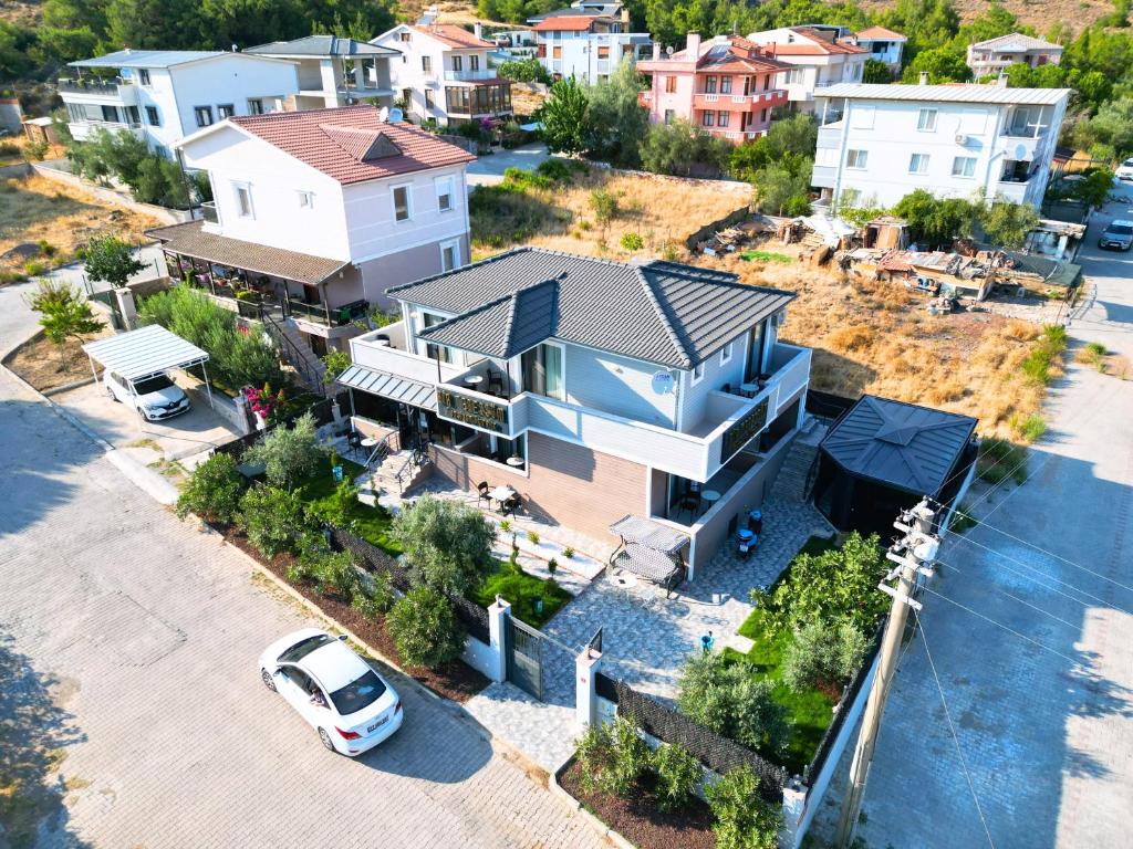 an overhead view of a house with a car in a driveway at Ayvalik Bir Tebessum in Ayvalık