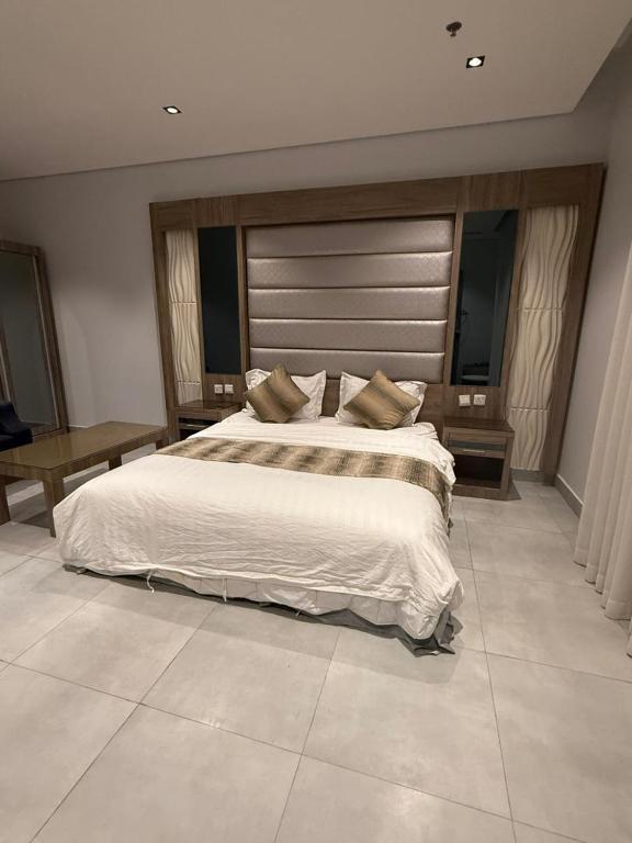 a bedroom with a large bed in a room at شقة تراحيب الشمال للضيافة in Riyadh