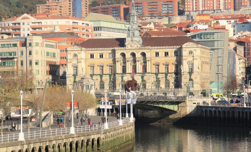 Nespecifikovaný výhled na destinaci Bilbao nebo výhled na město při pohledu z hotelu