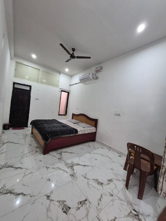 ein Zimmer mit einem Bett und einem Marmorboden in der Unterkunft Hotel Seva Simran in Chhatarpur