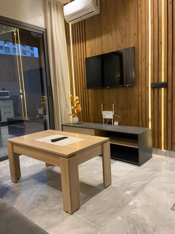 a living room with a coffee table and a tv at studio neuf calme et propre in Casablanca