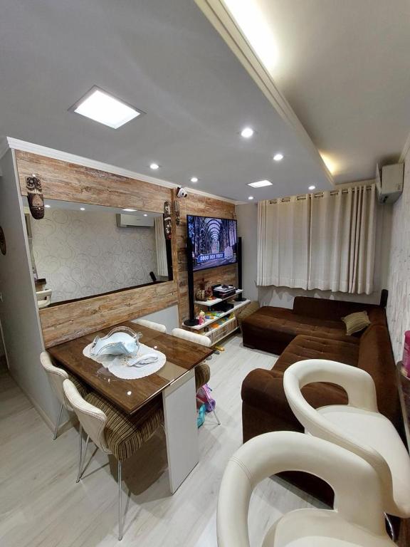 a living room with a couch and a table at Apartamento prox Praça Nova Shopping in Araçatuba