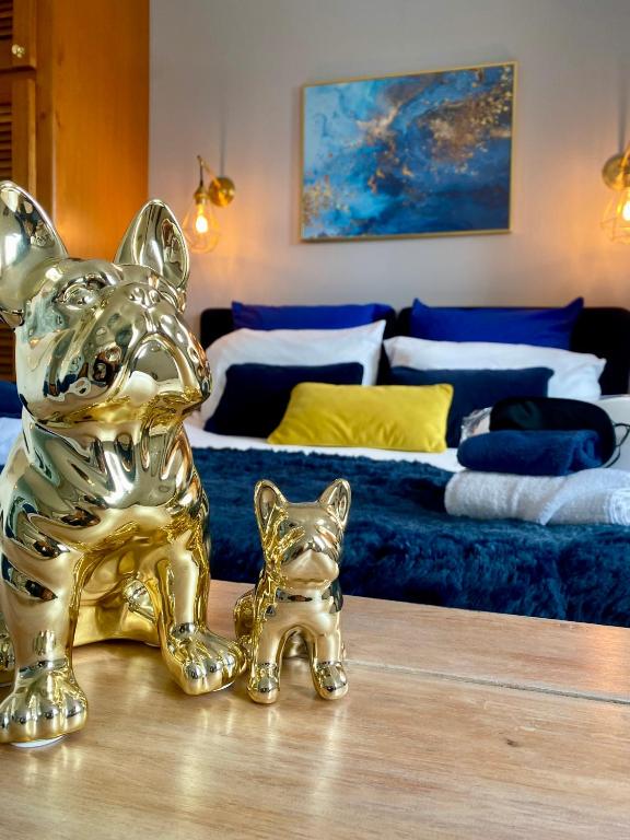 two metal cats sitting on a table in a living room at Le Clos de la Barre - Maison de charme au calme -à 10 min des plages du Débarquement - petit-déjeuner maison in Basly