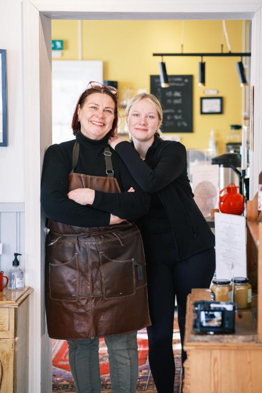 Zwei Frauen umarmen sich in einer Küche. in der Unterkunft Matmalmen E&A in Pargas