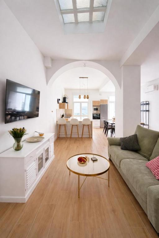 a living room with a couch and a table at Apartamento Aljibe in Arcos de la Frontera