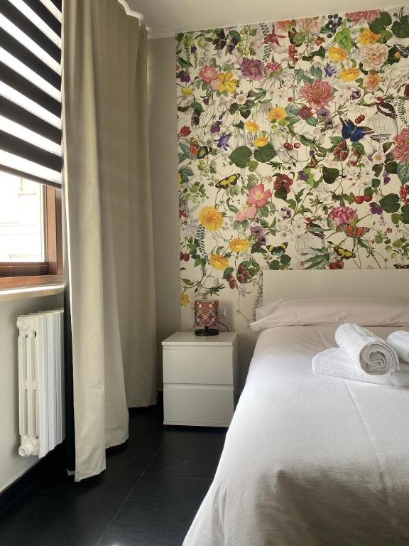a bedroom with a floral wallpaper on the wall at La Casa di PAT in Campobasso