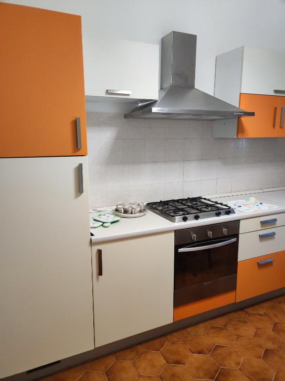 a kitchen with an oven and a stove at Maison Platone Jolie in Alessandria