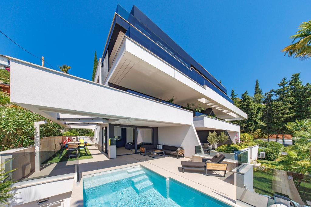 BEACHFRONT ESCAPE apartment with private pool