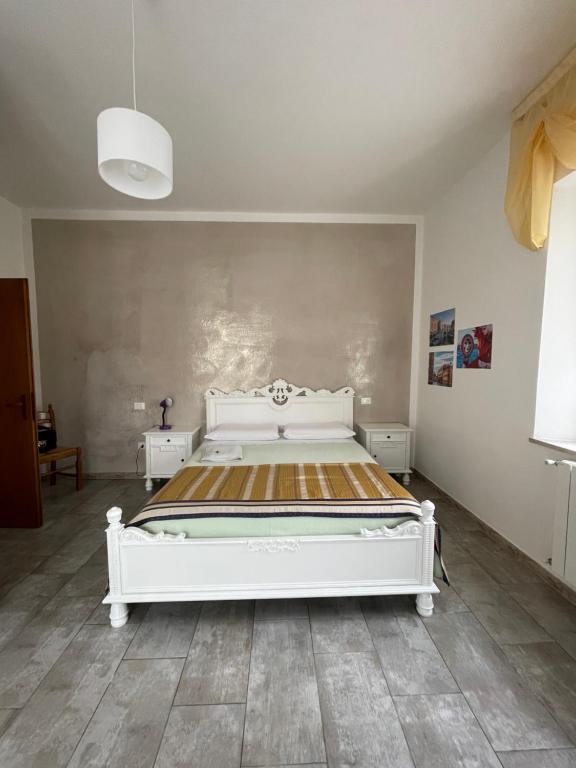 a bedroom with a large white bed in a room at Le camere del Baldo parcheggio gratuito in centro storico in Peschiera del Garda