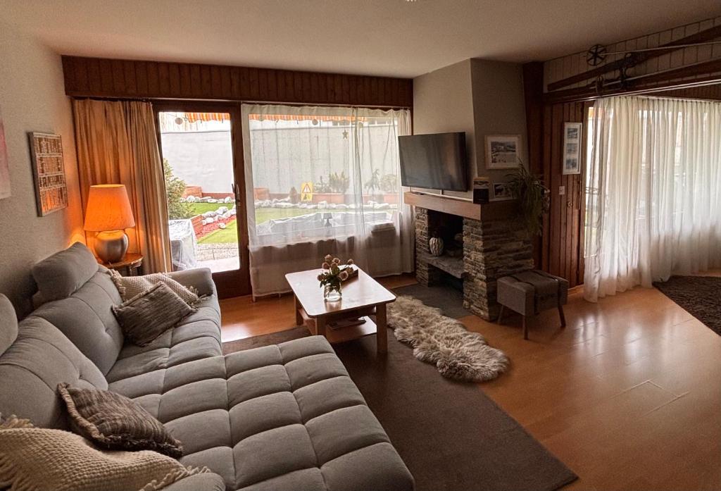 a living room with a couch and a fireplace at Charmant appartement hyper central, idéal pour couple ou petite famille, parking couvert in Crans-Montana