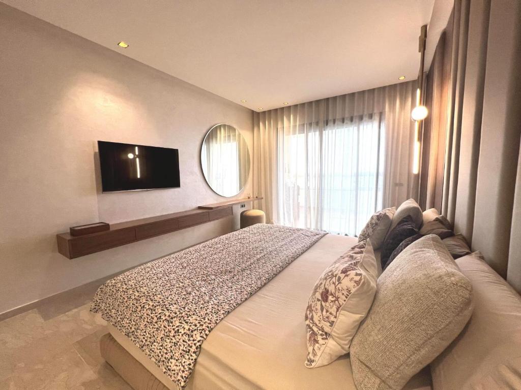 a woman laying on a bed in a bedroom at Apartment Modern zeganrif in Segangane