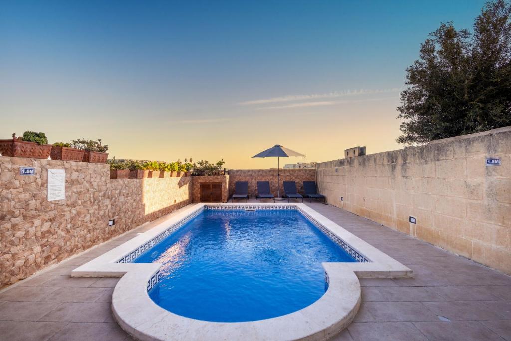 a swimming pool in the middle of a wall at Villayana Holiday Home in San Lawrenz