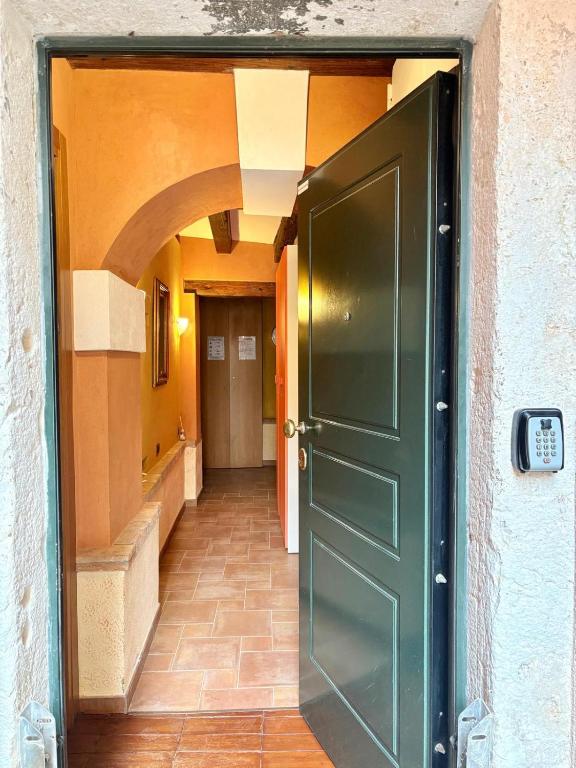 an entrance to a hallway with a green door at Casa delle gondole in Venice