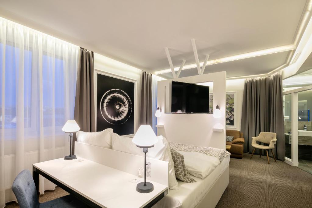 Un televizor și/sau centru de divertisment la Pytloun Imperial Design Suites