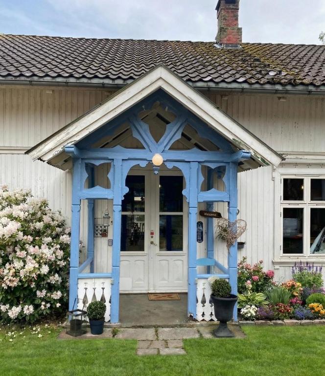 eine blaue Haustür mit Blumen in der Unterkunft Skien Villa in Skien
