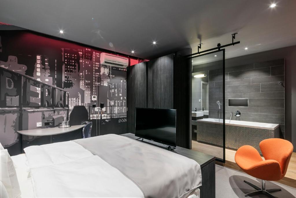 Un pat sau paturi într-o cameră la Pytloun Imperial Design Suites