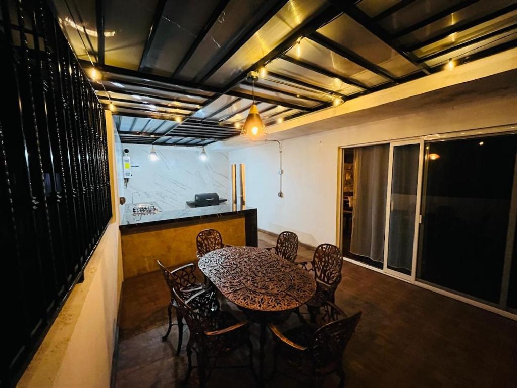 a dining room with a table and chairs in a room at Yolcehuikalli - Loft Cuetzalan in Cuetzalán del Progreso