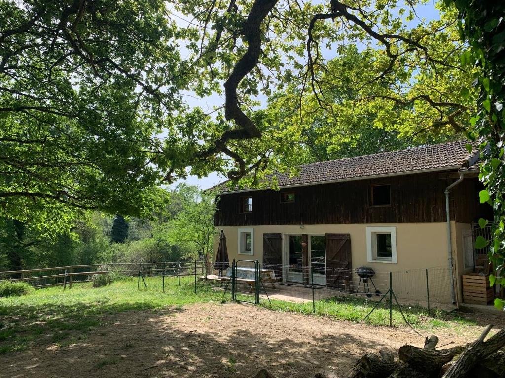 a barn with a fence in front of it at gîte la petite ferme Peyre in Créon-dʼArmagnac