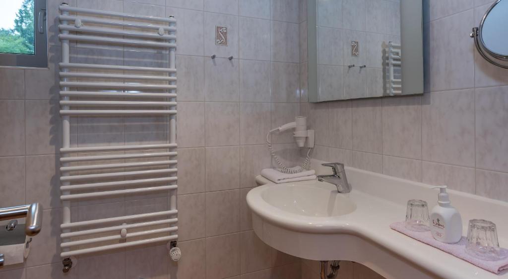 Koupelna v ubytování Hotel Mutz Garni