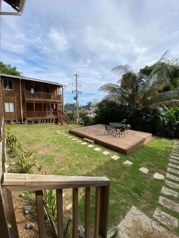 a building with a yard with benches and tables at Apartamentos de madera SenSunset Necocli in Necoclí