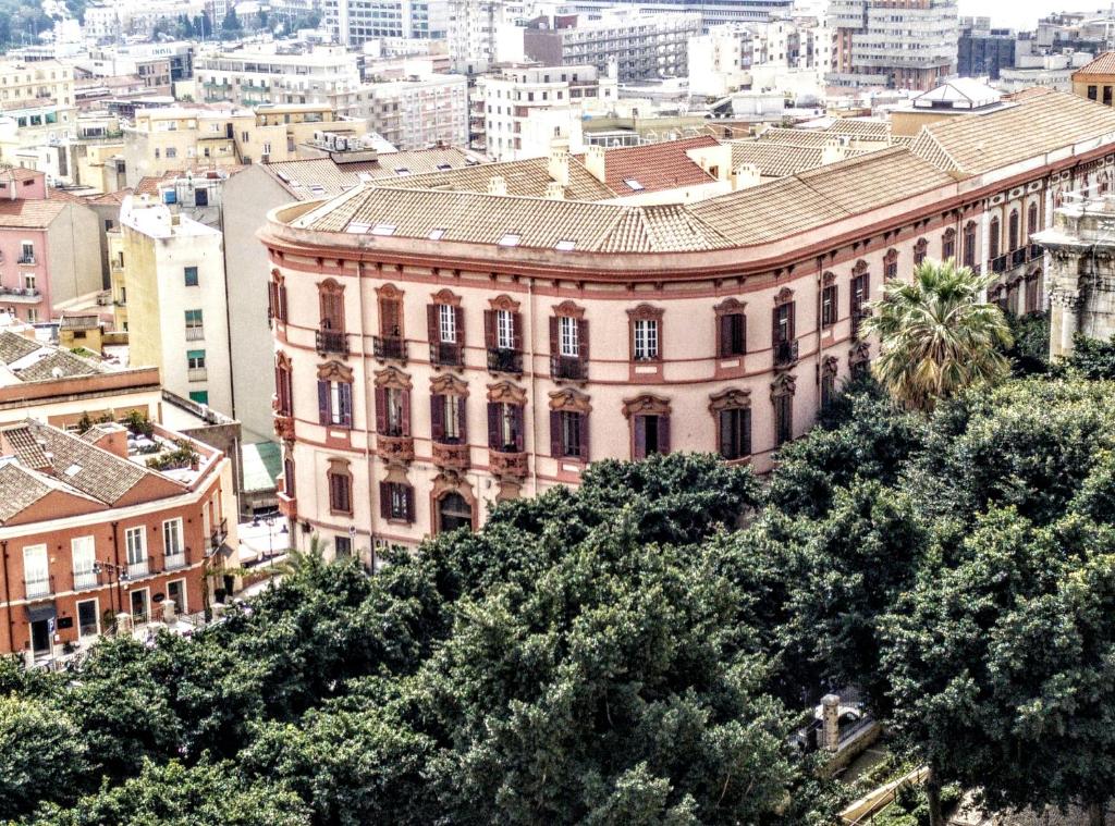 Blick auf ein Gebäude in einer Stadt in der Unterkunft Al Bastione di Cagliari in Cagliari