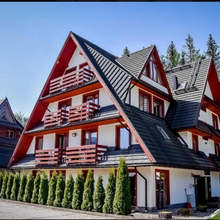 a large house with a gambrel roof at U Efci in Kościelisko