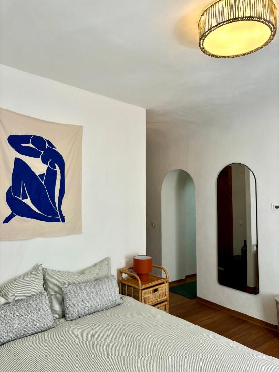 a bedroom with a bed and a tv on the wall at Marea L in Lerici