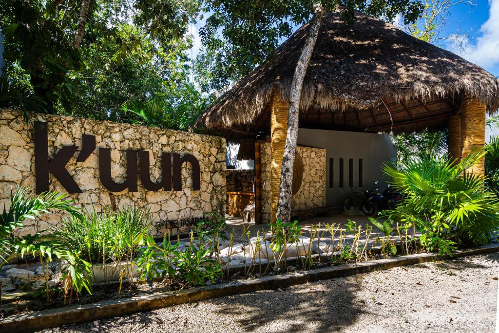 budynek ze słomianym dachem i ścianą w obiekcie Kuun Taak Tulum w mieście Tulum