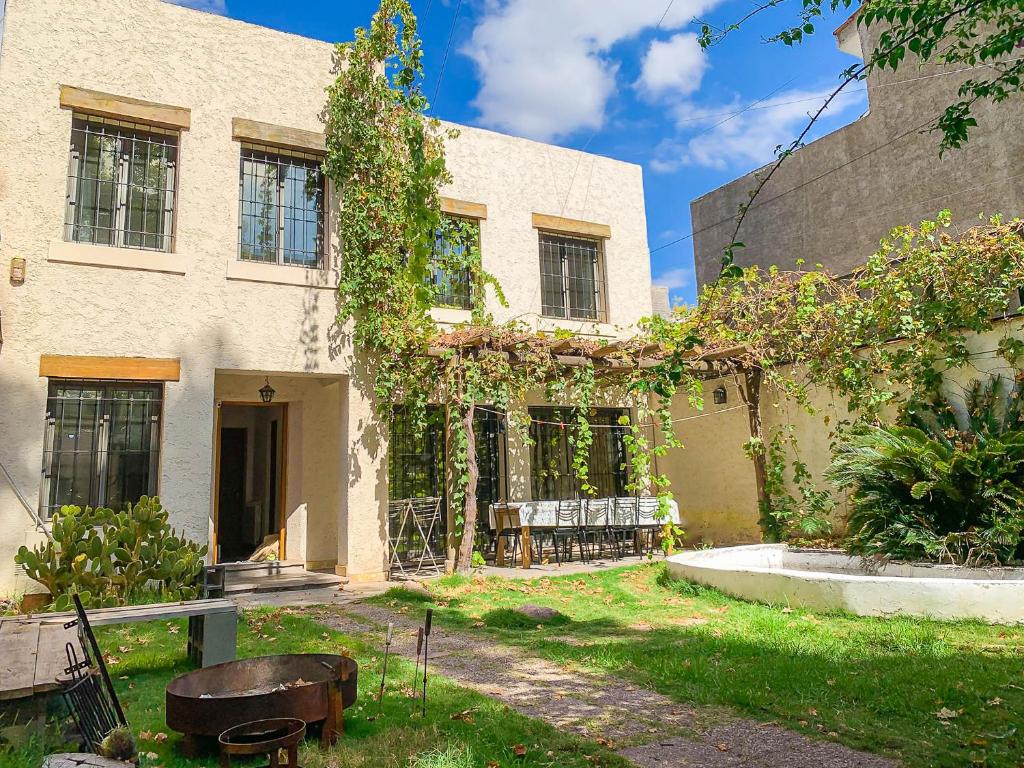 a building with ivy growing on the side of it at Casa Avellaneda I 12 pax - A 6 cuadras Arístides in Mendoza