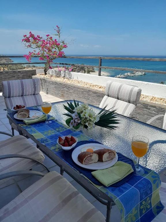 a table with a plate of food on the beach at La PERLA DEL MORRO in Porlamar