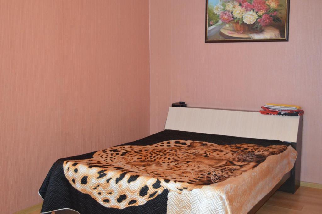 Un pat sau paturi într-o cameră la Apartments on Generala Paskevicha