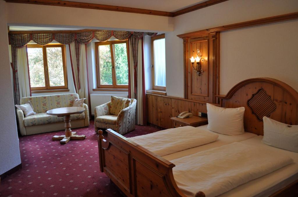 Postel nebo postele na pokoji v ubytování Hotel-Restaurant Kreuzberghof Tagungs- und Veranstaltungshotel