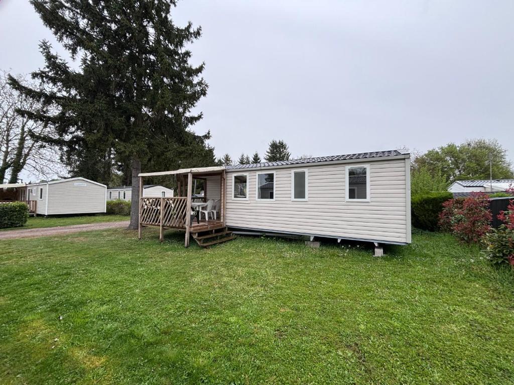 a white tiny house in a yard with a porch at Schilke24 - A017 in Boofzheim