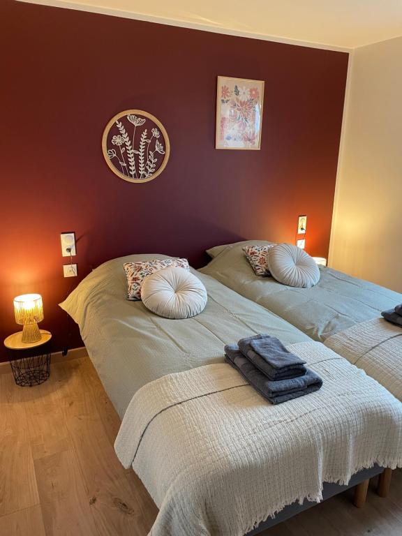 two beds sitting next to each other in a bedroom at La Campagnarde in Pargny