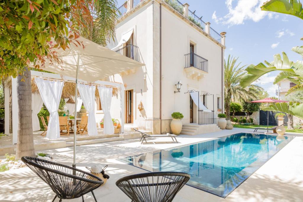 an image of a villa with a swimming pool at Villa Raphael in Avola